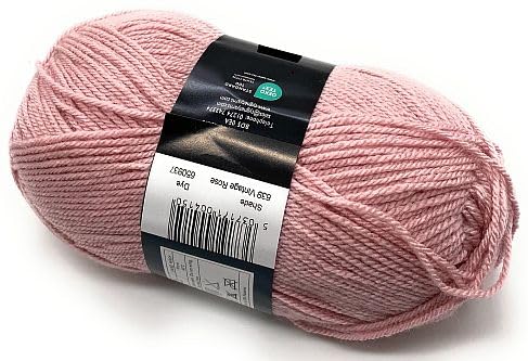 Pack de 5 bolas de 100 g color rosa para tejer mantas de bebé en el sofá 3