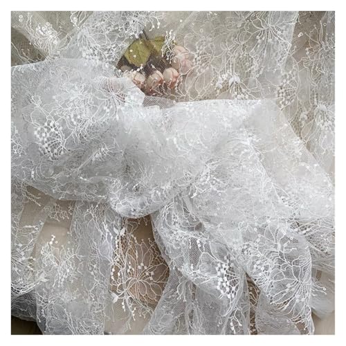 Vestido de novia de color marfil con encaje ligero que estiliza la silueta sin pesar