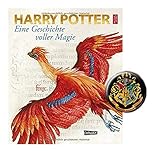 Es versammelt viele merkwürdige, wunderbare und faszinierende ARTEFAKTE aus den Archiven der British Library sowie noch nie veröffentlichte Schätze aus J.K. Rowlings persönlichem Besitz und lädt dazu ein, die verschiedenen Unterrichtsfächer an der Hogwarts-Schule für Hexerei und Zauberei ganz neu zu entdecken – von Astronomie und Zaubertränke bis zu Zauberkunst und Wahrsagen.
