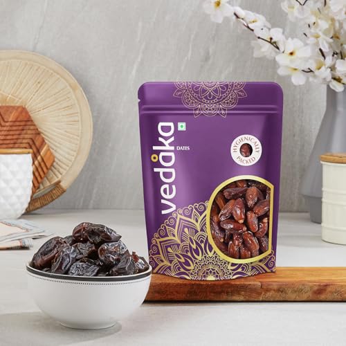 Image of Amazon Brand - Vedaka Fresh Dates | 1 Kg | Khajur Dry Fruit | Naturally Dried | Healthy Snack | No Added Preservatives Or Additives | Hygienically Packed | Pack Of 2, Each 500 G