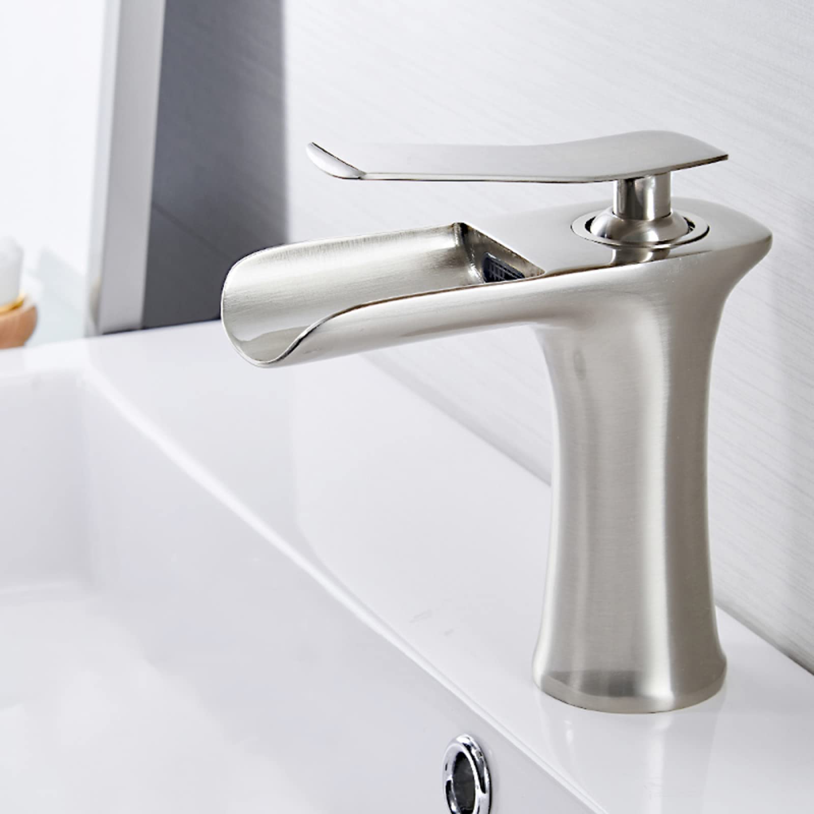 Robinet cascade de salle de bain court en laiton brossé pour évier