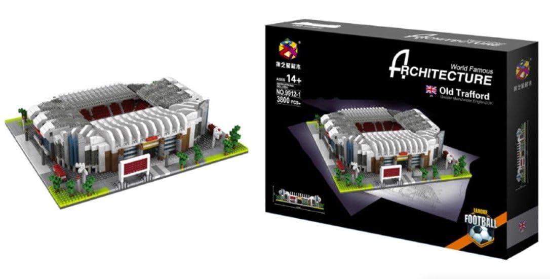 Modello Di Architettura Da Costruire Con Mini Blocchi, Design Realistico Di Campo Da Calcio. Collezione Degli Stadi D’Élite Del Mondo. Stadio Di Calcio A Trafford, Manchester, Inghilterra.