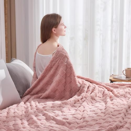 NEWCOSPLAY Super Soft King Blanket Pink Premium Silky Flannel Fleece 3D Checkered Lightweight Bed Blanket All Season Use (Pink Checkered, King(90"x110"))