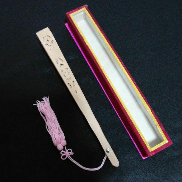 ♦香港？マンモス 透し彫り彫刻 扇子 扇？白檀 置物 飾り コレクション 骨董品 送料無料 最高級品 香木白檀透かし彫り扇子 共箱 本物保証 中国