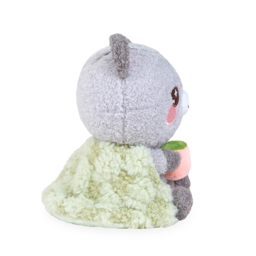 PlushGoals - Gatito de peluche Kawaii Lil Cassie, el gato acogedor, animal de peluche suave con manta esponjosa y taza de té, peluche cómodo, decoración temática de cabaña, regalo para niños