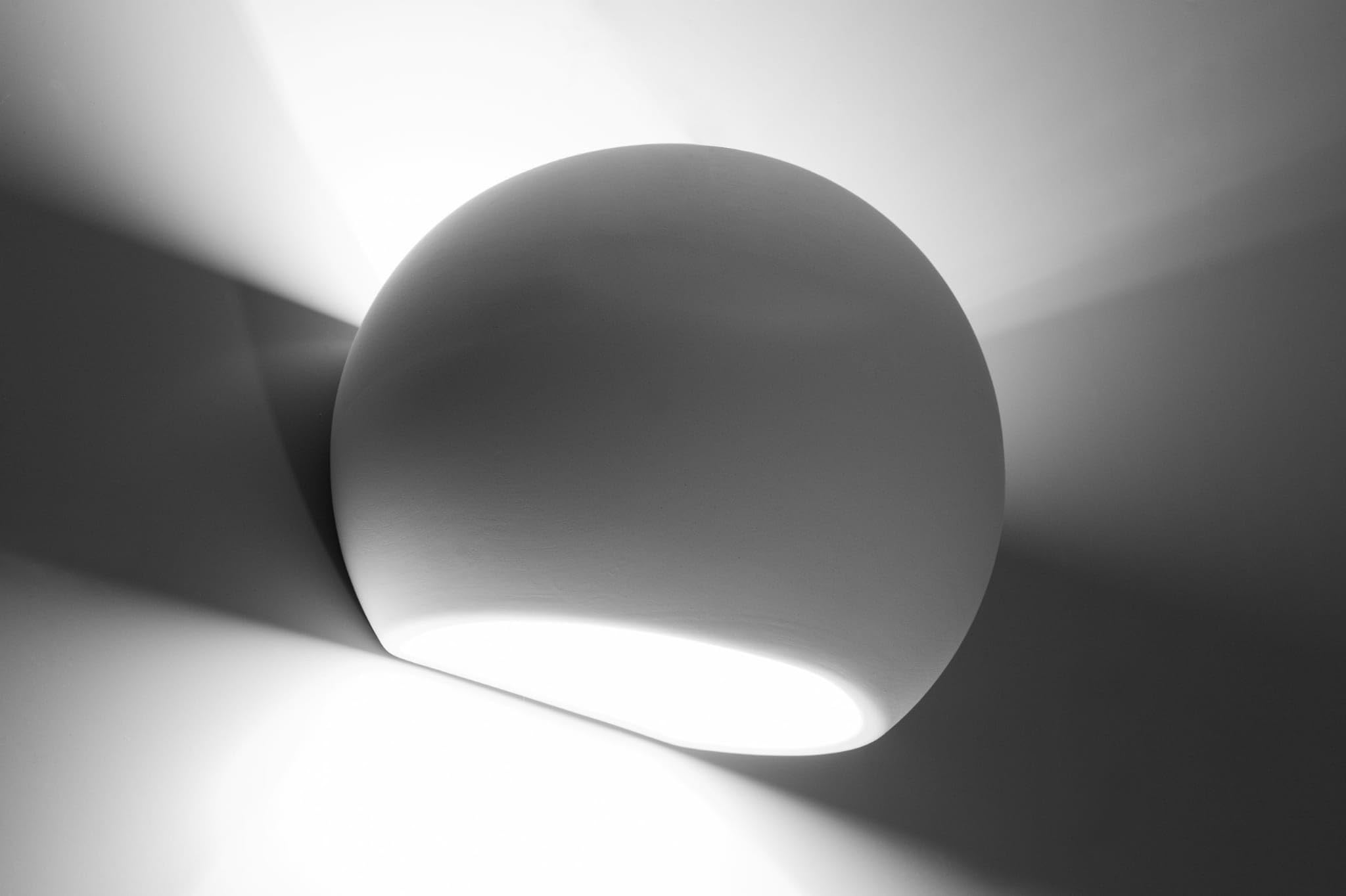 SOLLUX lighting Lámpara De Pared De Cerámica Globe | Diseño Moderno Altamente Versátil | Bombilla Reemplazable E27, 1 x 60 W | Blanco, 18 x 11 x 14,5 cm