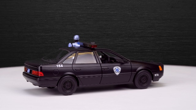 JADA HR 1/24 ROBOCOP & OCP フォード トーラス Amazon.com: Jada Robocop 35th Anniversary 1:24 OCP Ford