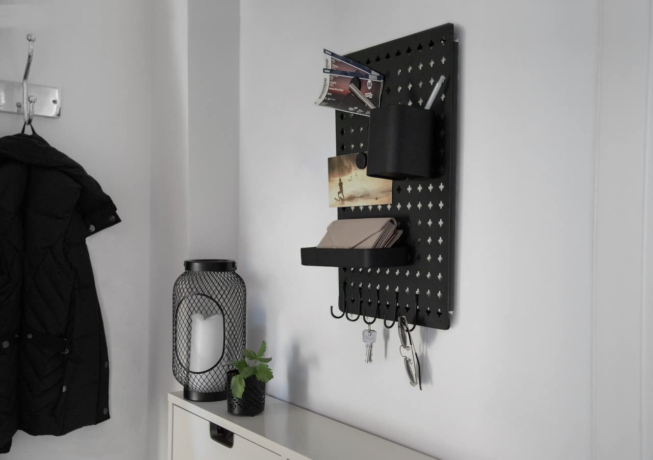 WENKO Memoboard Schreibtisch Organizer Schwarz | Wandorganizer für Küche, Büro, Flur | Lochplatte Metall Set 3 Magneten, 5 Haken, 2 Behälter