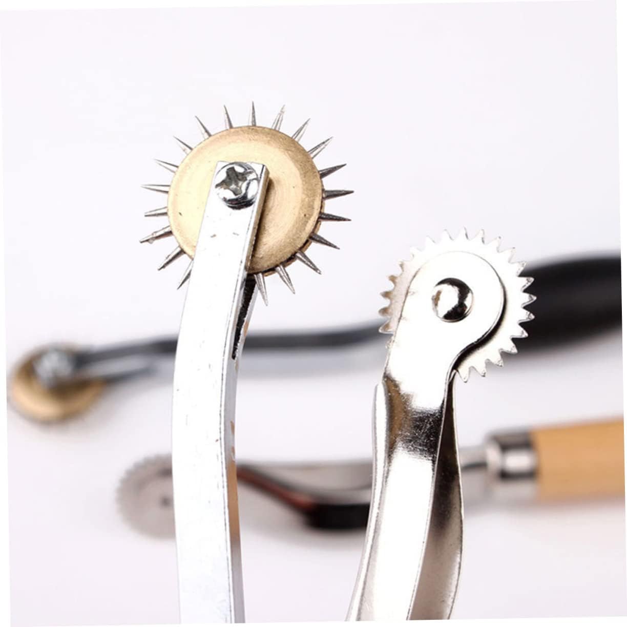 GARIOUANS 2pcs Sewing Tracing Wheel Needle Point Crimping Wheel for Craft and Projects Wooden and Steel Design for Accurate Marking