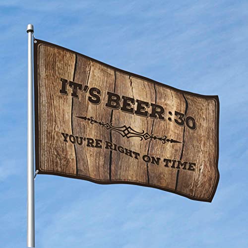 Drapeaux de camping festifs dans une chambre de filles : l'esprit It'S Beer 30 en grand