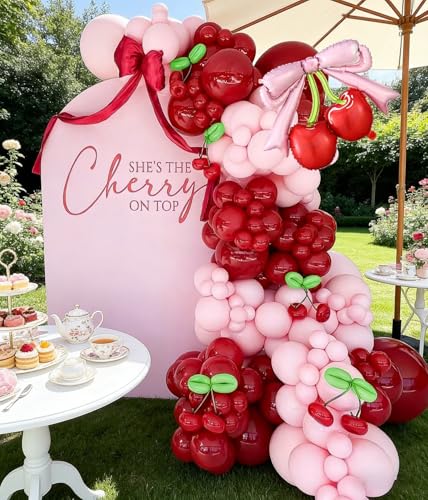 Guirlande de ballons cerises et arche décorative de mariage chic