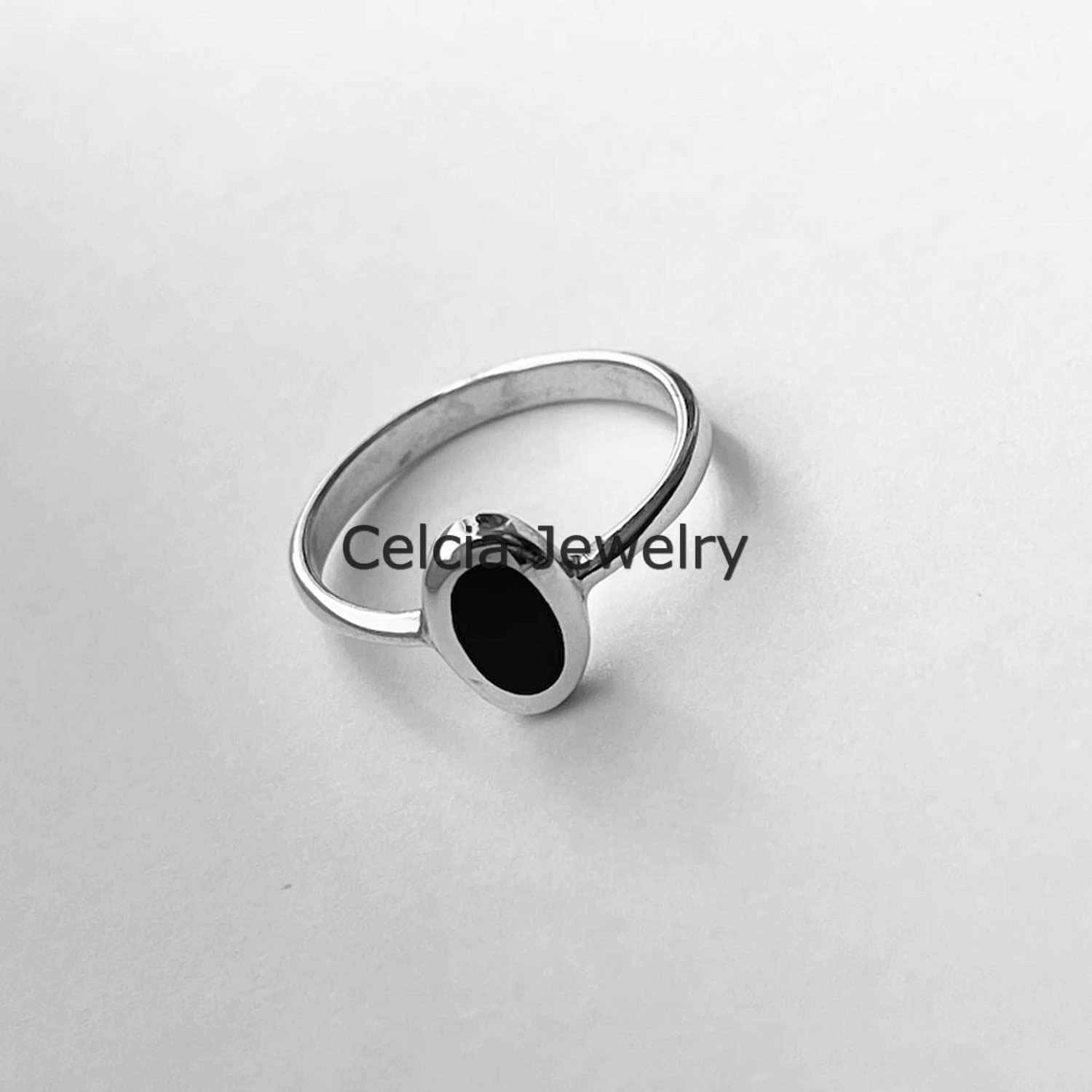 Anillo de ónix negro con solitario ovalado simple de plata de ley 925 maciza, anillo bohemio bohemio, hermoso anillo de ceremonia de boda, anillo minimalista, anillo de regalos del día de la madre