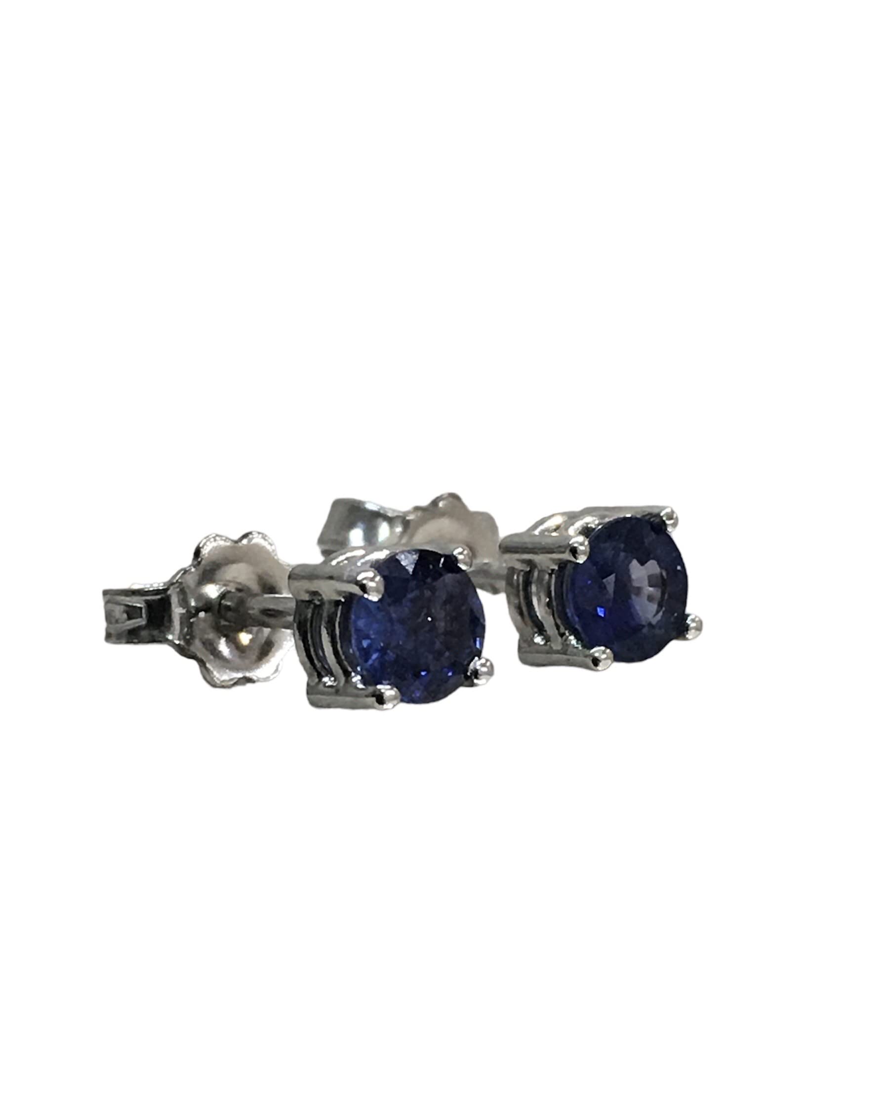 Orecchini da donna o uomo a lobo in oro 18kt con zaffiri blu taglio rotondo a brillante montati a griff. Perno e farfallina.