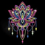 Motif Lotus:Ce motif d'estampage à chaud est basé sur une fleur de lotus et intègre un estampage à chaud coloré, en décrivant soigneusement les détails tels que les pétales et les pompons. Rose, bleu, jaune, les diamants verts et autres diamants multicolores se complètent, comme s'il mélangeait une esthétique orientale mystérieuse avec une mode éblouissante.