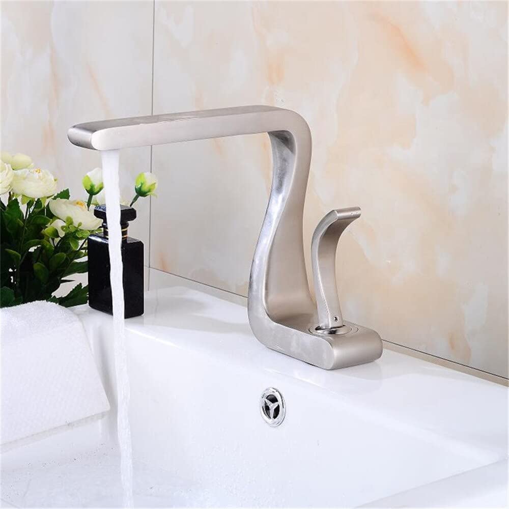 Robinet de lavabo eau chaude et froide pour une salle de bains familiale et moderne