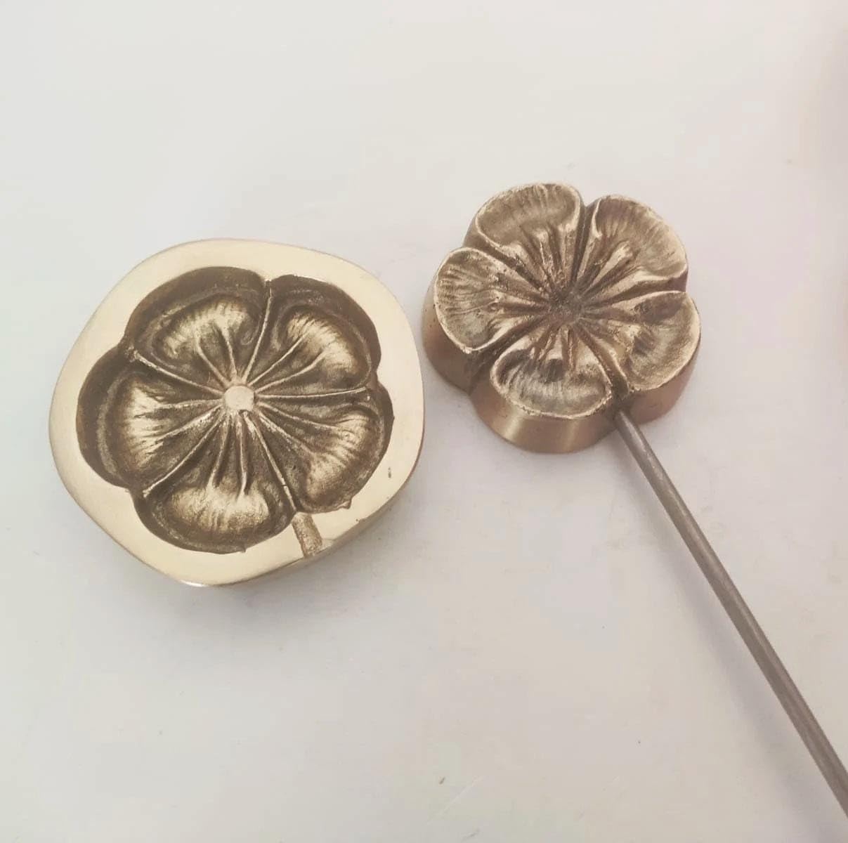 Millinery Flower Making Tool – Petal & Leaf Shaping Mold – Silk Fabric Crafting Iron (5.5cm x 5.5cm)