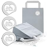 Über ein liebevoll verpacktes Geschenk von Herzen freut sich jeder. Ideal zu Hochzeit, Taufe, Kommunion, Geburtstag, Hotel, Firmung, Kindergeburtstag, Feste, Veranstaltungen, Einweihung, Seminar, ... Die Tüten mit Boden und Henkel Griff sind 18 x 8 x 22 cm groß … ohne Tragegriff gemessen. Die runden 4 cm Aufkleber werden HOCHWERTIG im QUALTITÄTSDRUCK hergestellt. Die Sticker kleben auch sehr gut dennoch ist ein NACHDRÜCKEN nach kurzer Zeit nie verkehrt.
