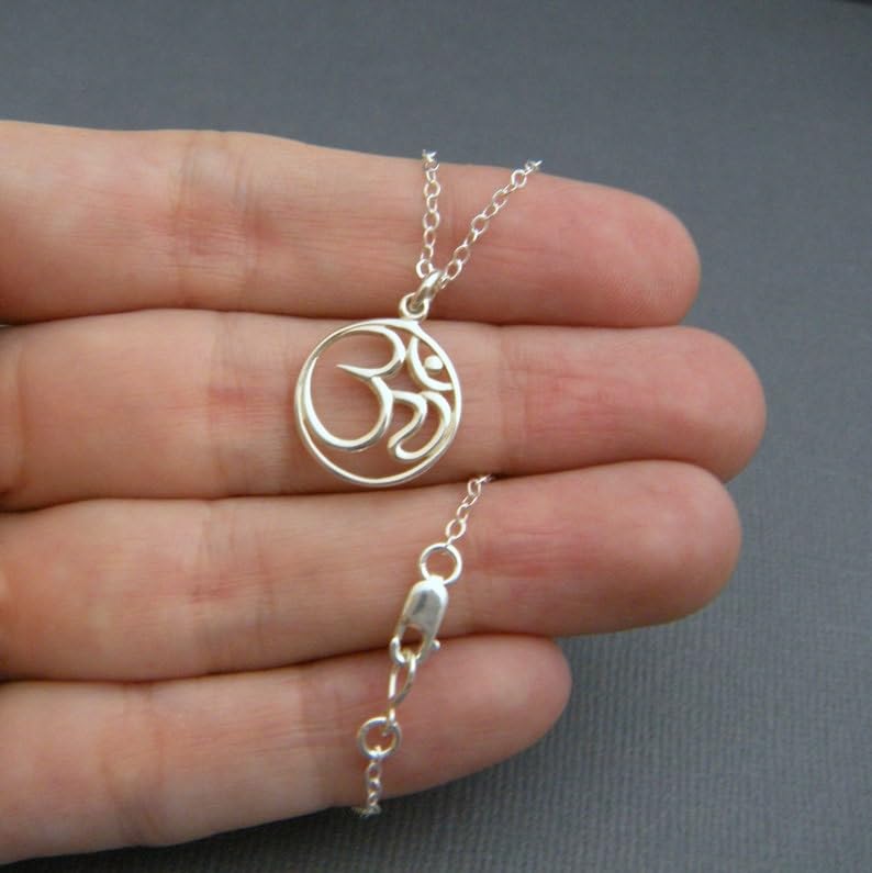 LKBEADS Collana om in argento sterling 925. Ciondolo a cerchio. Gioielli zen yoga. Piccolo e semplice simbolo ohm. Delicato. Per tutti i giorni. Gioielli delicati. Regalo | Con catena da 18 pollici |