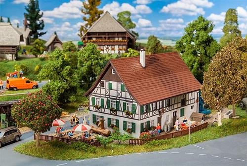 Preisvergleich Produktbild Faller FA130556 Bauernhaus mit Wirtschaft Modellbausatz, verschieden