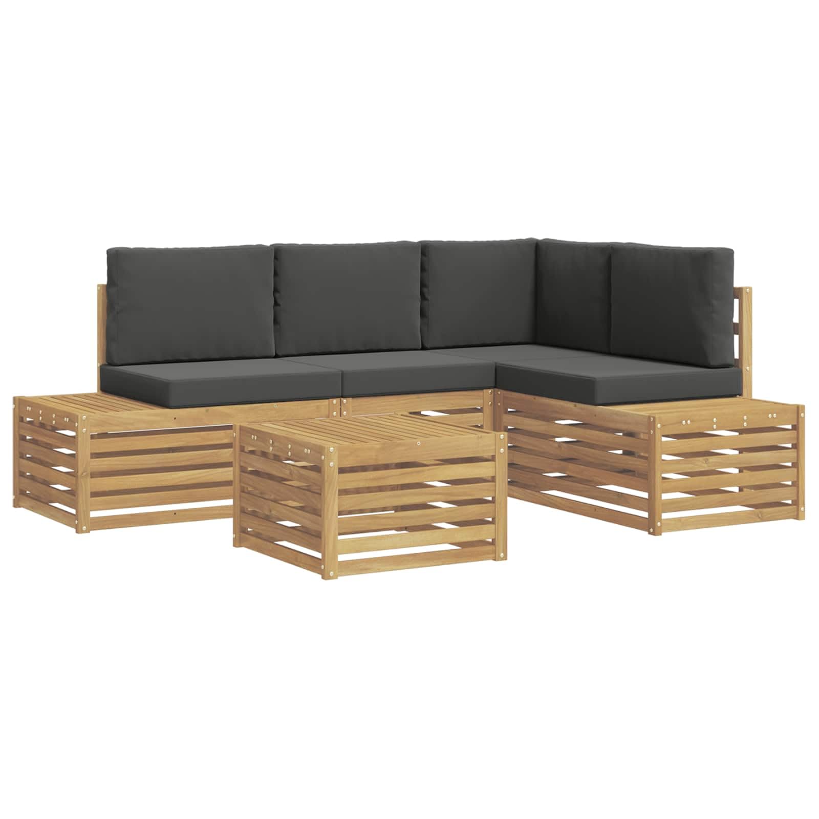 Conjunto cómodo para relajarse en la terraza con un salón al aire libre