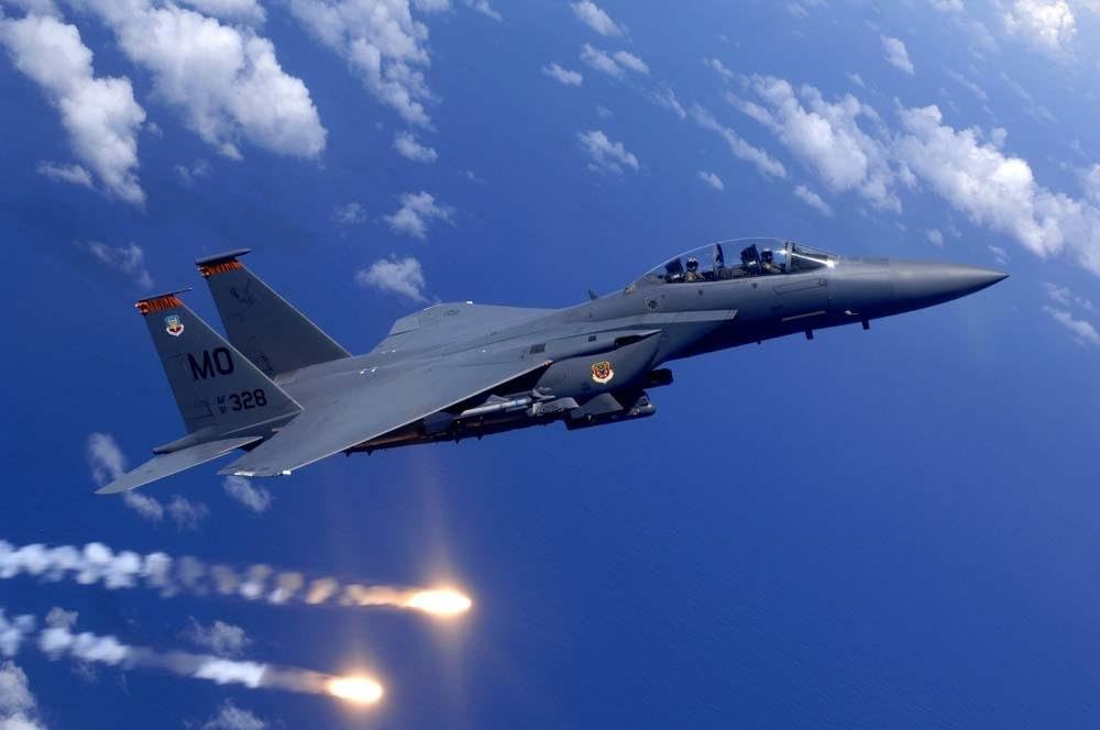 Wallmonkeys Air Force F-15e Strike Wall Mural Peel and Stick Graphic (36 in W x 24 in H) WM160335