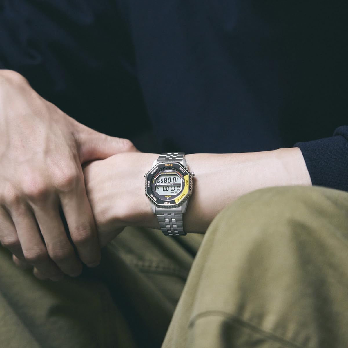 Seiko Klassik Digital Chronograph Herrenuhr, Edelstahl, 37 mm, Edelstahlarmband, Silber, 10 bar, LCD-Display, Zwei Zeitzonen, Countdown, Alarm, Kalender, Messung von Zwischenzeiten, SMGG17P1