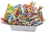 Das Set enthält: Süßigkeiten Snacks, Lollipops, Fruchtgummi, Kaugummi, Schokolade, Ramune, Mochi, Chips, Dörrfleisch, Dörrfisch, Reiswaffeln