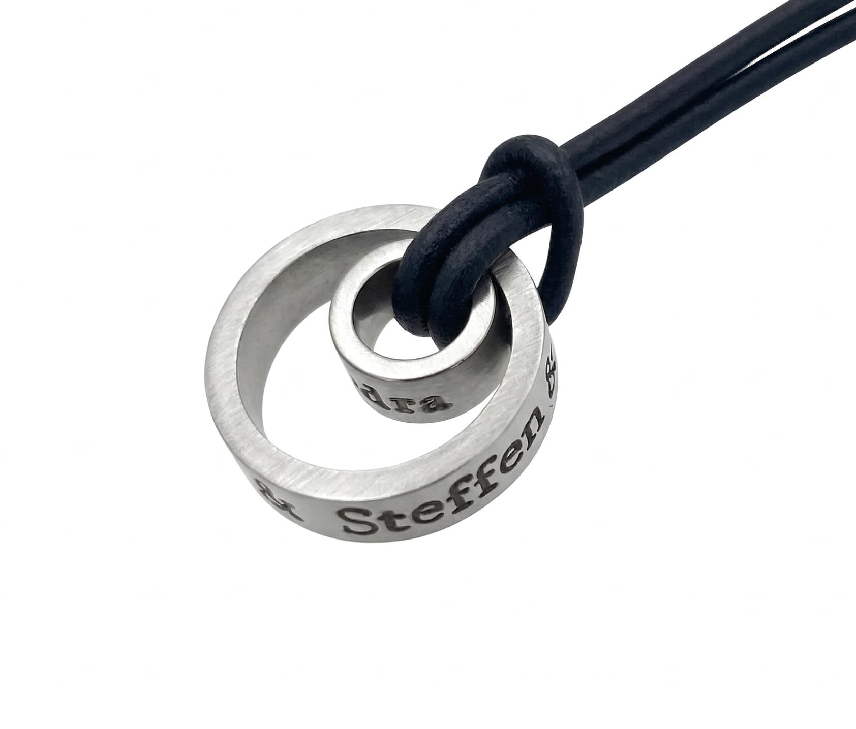 „Ewig Verbunden“ Partner-Halskette mit Wunschgravur – Hochwertiges Echtlederband & Gravierte Ringe – Das perfekte Geschenk zum Jahrestag, Valentinstag oder Geburtstag
