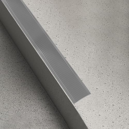 QUARKZMAN 3.2ft Treppenkantenprofil, 6mm PVC Selbstklebender Treppenkanten-Schutz Treppenabschluss Treppenstufenkantenverkleidung für den Innen- und Außenbereich, Grau.