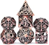 ILUSTRACIÓN: El juego de dados metálicos huecos DND es diferente de los dados de acrílico ordinarios para juegos de rol y los dados de plástico Dungeons and Dragons. Esta es una obra de arte solemne. La delicada textura del dragones y mazmorras juego de mesa de metal está especialmente producida para los amantes de la colección de dados, que pueden permanecer a su lado incluso al atardecer. Incluso si tú y tus amigos son indomables en la pelea del juego,puedes volverlo todo loco.