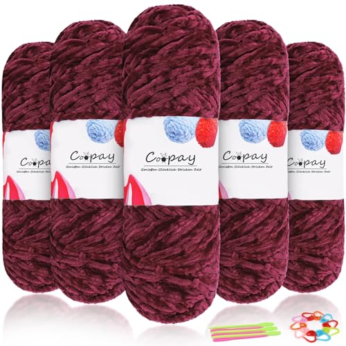 Coopay Lana de chenilla de terciopelo para ganchillo, 500 g (5 x 100 g), hilo de chenilla gruesa para tejer, mullida, suave, aterciopelada, con accesorios de ganchillo para bufandas, mantas, burdeos