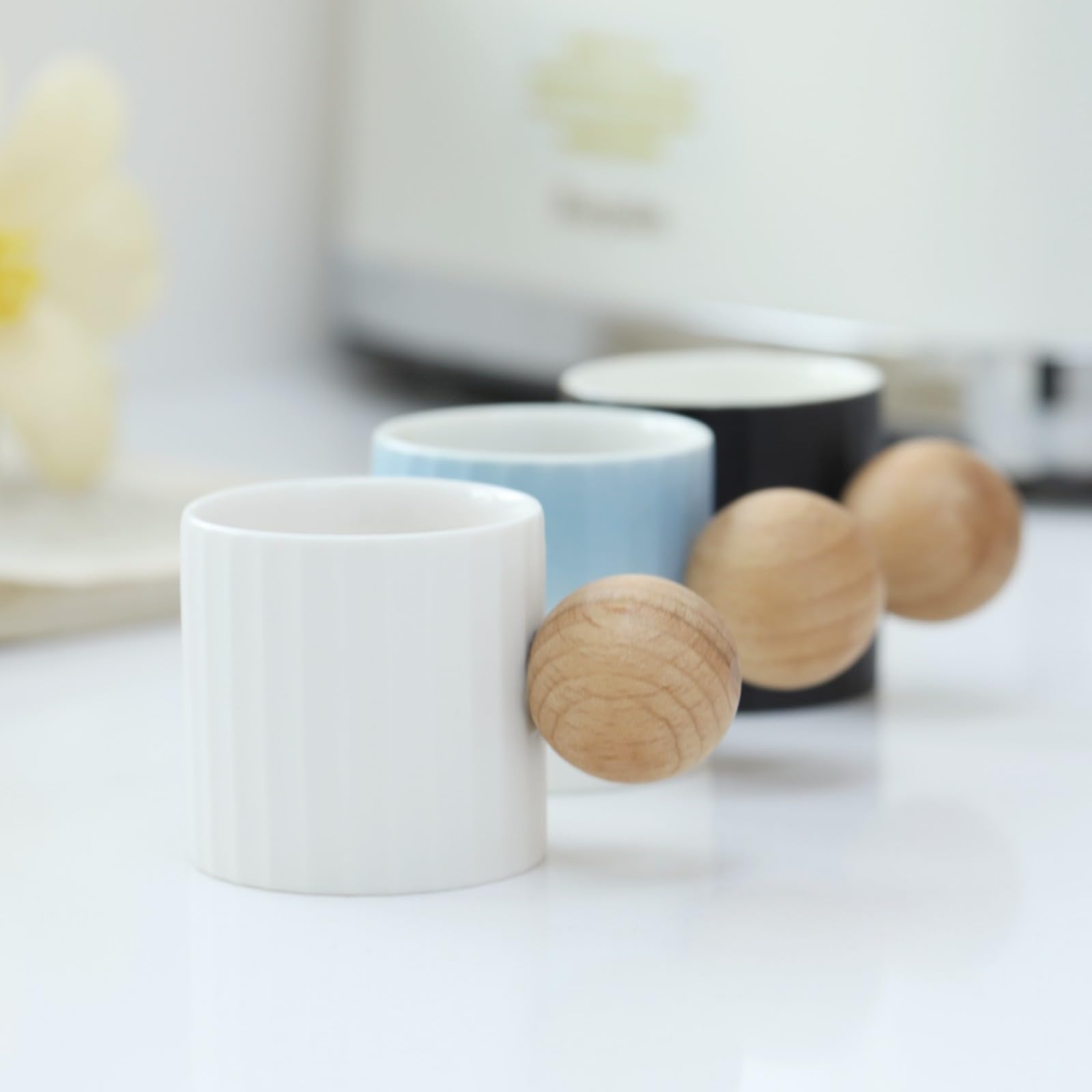 Espressotassen aus Keramik, 2er-Set, 57 ml, Mini-Espressotassen, runder Holzgriff, Streifen, Demitasse-Tassen für Tee oder Kaffee (2, weiß)