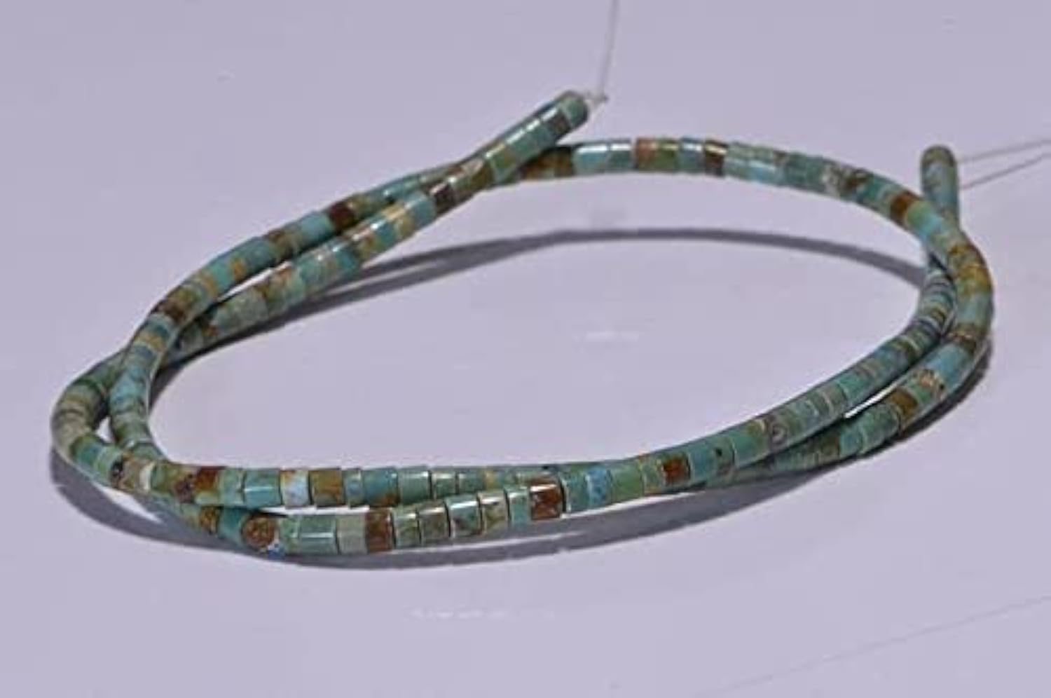 Perles turquoise de 2.8mm naturelles Heishi, fil régulier pour un enfilage de bijoux fluide
