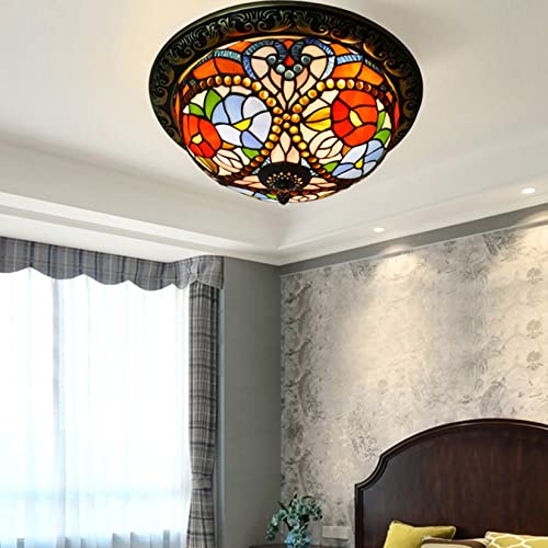 Plafonnier baroque en cristal créant une ambiance douce dans une chambre à coucher