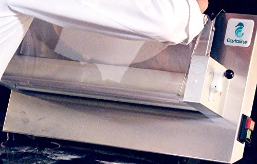 Foto von Giotto Maxi Stendipizza Ausrollmaschine Pastaline Die Giotto Ausrollmaschinen wurden für die Verarbeitung von Teigen für Pizza, Brot, dünnes Fladenbrot, Fladenbrote, Kuchen, Samosas, usw. entwickelt