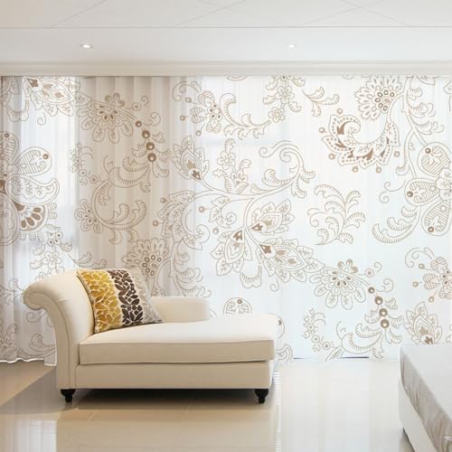 Fenêtre de salon moderne sublimée par deux voilages blancs élégants - 2