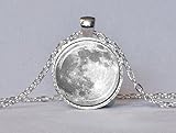 Como se muestra en la imagen xiaoaosn Collar de luna llena con colgante de luna llena, collar lunar, joyería planetaria, astronomía, joyería de ciencia, regalo astrónomo blanco y gris