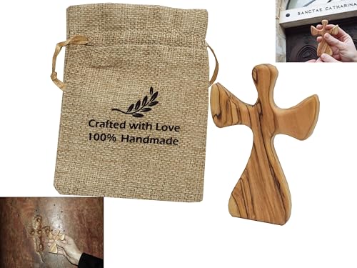 Cruz de palma contra el estrés emocional mediante meditación cristiana y alivio táctil