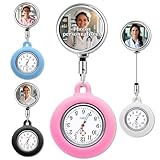 Montre Infirmiere Pour Blouse Personnalisées : Cette série comprend deux versions personnalisées pour s'adapter à différentes habitudes de travail. Montre trotteuse infirmière et montre de poche d'infirmière. La montre infirmiere personnalisée avec trotteuse vous permet de personnaliser le cadran avec vos photos préférées et un texte personnalisé, ajoutant une touche unique à votre tenue quotidienne. Les montres de poche d'infirmière personnalisées peuvent quant à elles être personnalisées avec de petites icônes présélectionnées, votre nom ou un texte personnalisé, pour une adéquation parfaite à votre style personnel sans compromettre votre professionnalisme