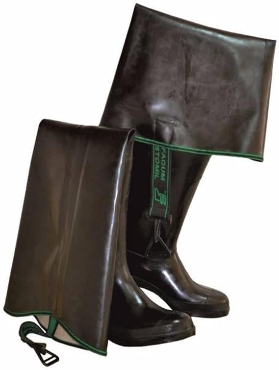 Los pantalones de pescadores Fagum Stomil/ LD Waders WATSTIEFEL están hechos de caucho natural y cumplen con los requisitos de PN - EN 347. Con su suela diseñada para facilitar el movimiento en superficies resbaladizas, ofrecen protección contra el agua gracias a su diseño y materiales de alta calidad. Disponibles en color negro, cuentan con un sistema de instalación vulcanizado y un forro de algodón para mayor comodidad.