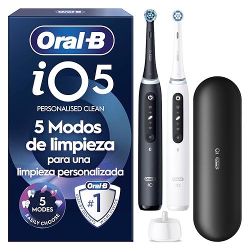 Oral B iO 5N Pack de 2 Cepillos de Dientes Eléctricos Negro y Blanco Con Mango Recargable, 2 Cabezales y Estuche De Viaje, 5 Modos De Cepillado, Sensor De Presión, Diseñado por Braun