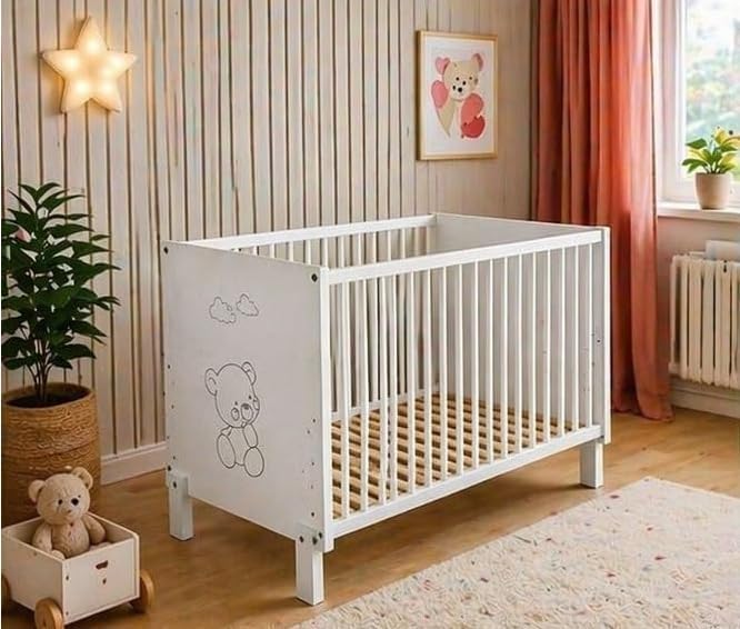 Baby Happy Bliss Lit bébé Paula 120x60 cm – Bois de hêtre Massif – 3 hauteurs réglables – Conforme à la Norme en 716 (Blanc avec Motif Ours)