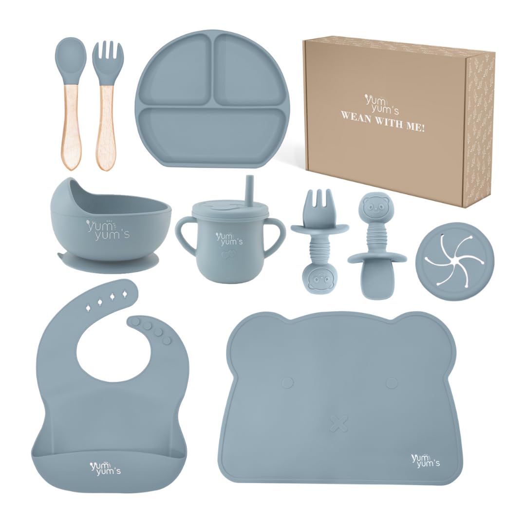 Bpa Free Silicone Feeding set presented by Yum Yum’s - Suction bowl - Baby weaning set - Wooden spoon and fork - Cup - Divided plate - Easy to clean - Adjustable bib - For babies and Toddlers - Blau