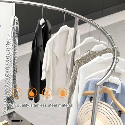 Support à vêtements incurvé combiné pour organiser un dressing moderne à la maison
