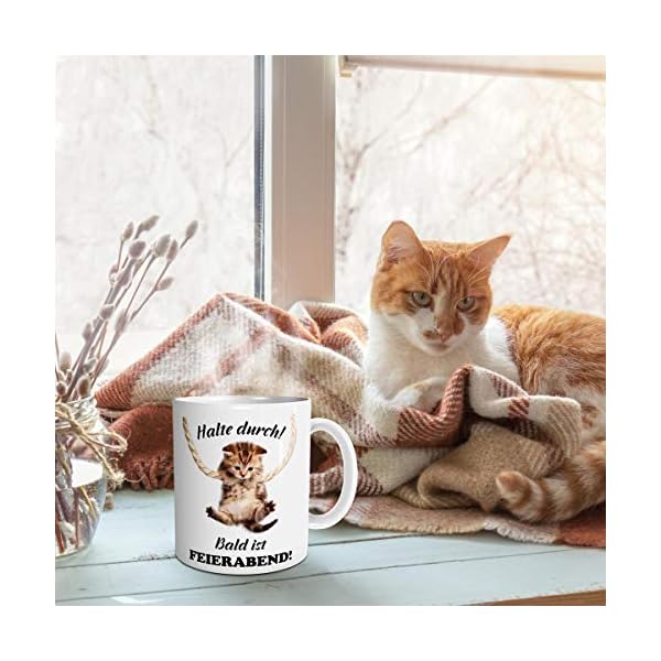 Taza con inscripción en alemán "Bald ist Feierabend", taza con diseño de gastos con inscripción en alemán "Halte durch! Bald ist Feierabend" para café, té, leche, cacao, taza de gastos, taza de café, taza de té, taza para oficina - Imagen 5