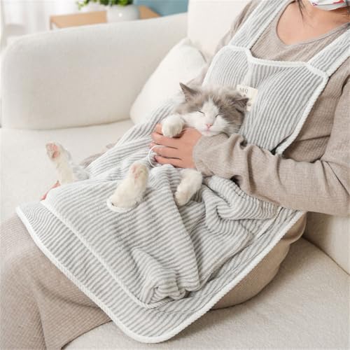 ペットねこ寝袋 抱っこ用エプロン ポケット 猫 抱っこ紐 ニャンコ 猫抱っこ用服 小型犬 ペットスリング 毛粘着防止 猫 抱っこ エプロン カンガルー式ポケット 前抱き 逃げない 暖かい ブランケット 防寒 調整可能 両手解放 ペット用品 (ストライプグレ