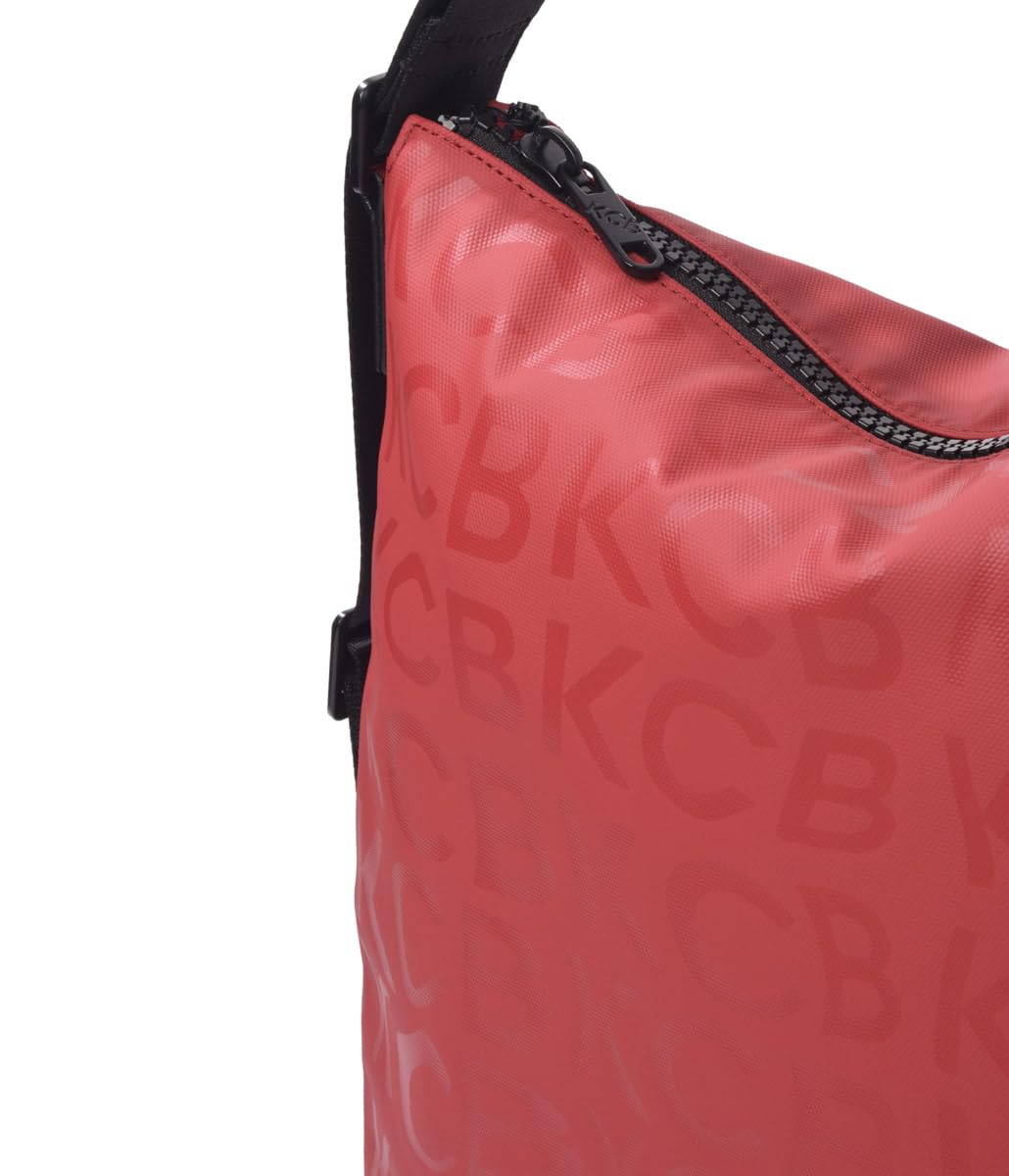 Bolso Mochila KCB Stamp | Versatilidad y Estilo | Diseño Convertible y Espacioso | Perfecto para el Día a Día | Asas Ajustables | 100% Vegano | Color Cereza