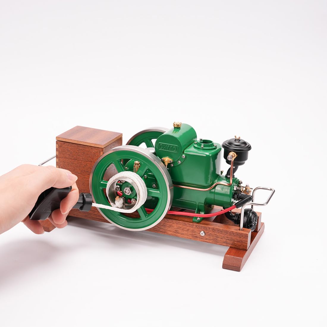 Retrol OKMO model silnika benzynowego, mini jednocylindrowy, czterosuwowy, chłodzony wodą, poziomy, funkcjonalny silnik spalinowy, zestaw modelarski z systemem zapłonowym/drewnianym stojakiem, prezent