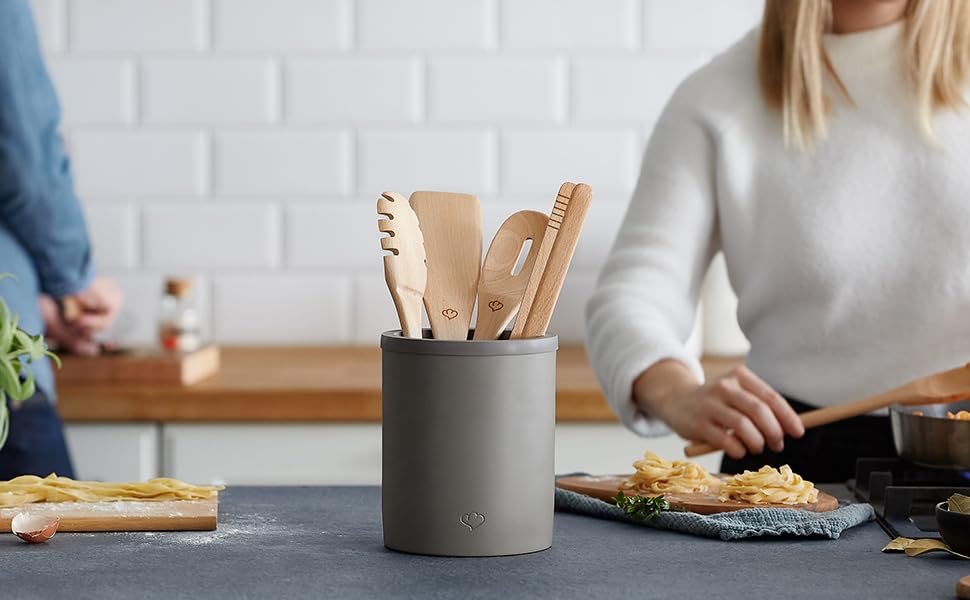 SPRINGLANE Set di Utensili da Cucina in Legno di Faggio, 100% Antibatterico e Insapore, 6 Pezzi: 2 Cucchiai da cucina diversi, Contenitore per Utensili da Cucina di Cemento, Paletta, Servispaghetti - immagine 4