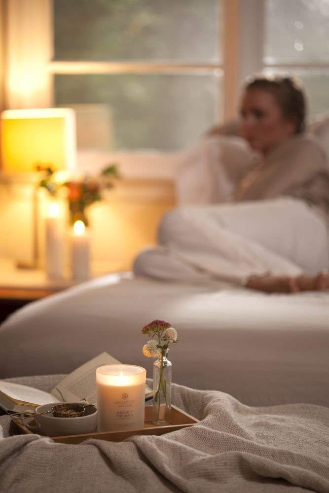 Chesapeake Bay Candle Vela aromática de menta y cuerpo, paz + tranquilidad (jazmín de cachemira), tamaño mediano, blanco, 2 unidades